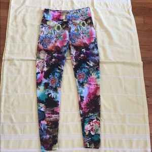 Wild Flower leggings.💗🖤💙💜💛